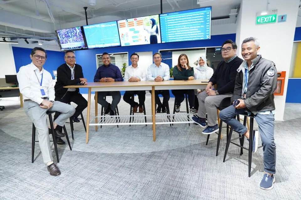 Sekumpulan Anggota Parlimen (AP) Melayu melawat pejabat Berita Harian (BH). (Dari kiri) Editor Cetak, Encik Puad Ibrahim; Editor BH/BM, Encik Nazry Mokhtar; AP Encik Sharael Taha (GRC Pasir Ris-Punggol); Dr Wan Rizal Wan Zakariah (GRC Jalan Besar); Encik Saktiandi Supaat (GRC Bishan-Toa Payoh); Cik Nadia Ahmad Samdin (GRC Ang Mo Kio); Editor Audiens dan Pertumbuhan, Cik Norhaiza Hashim; Editor Berita, Encik Nazri Hadi Saparin dan Editor Produk, Encik Adli Yashir Kuchit.