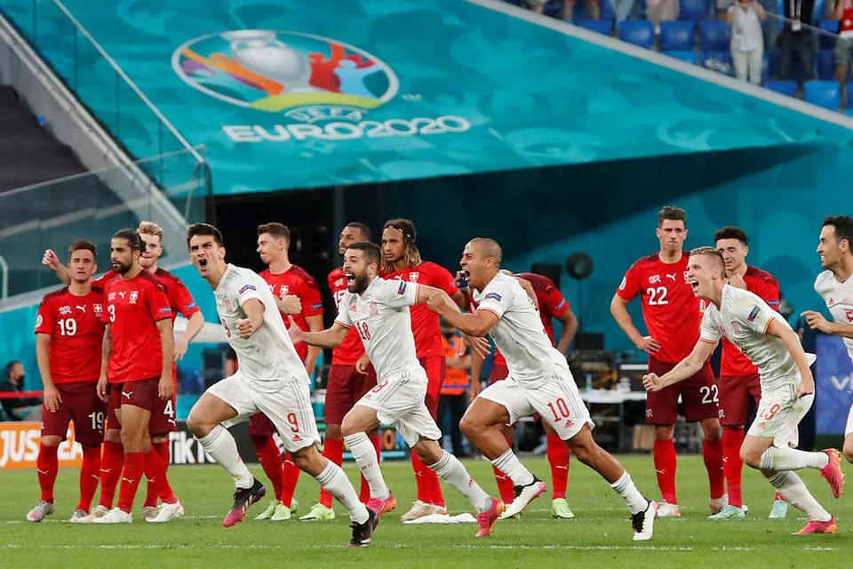 MARA KE SEPARUH AKHIR: Pasukan Sepanyol (jersi putih) meraikan kemenangan dalam perlawanan suku akhir menentang Switzerland di St Petersburg Russia. - Foto REUTERS