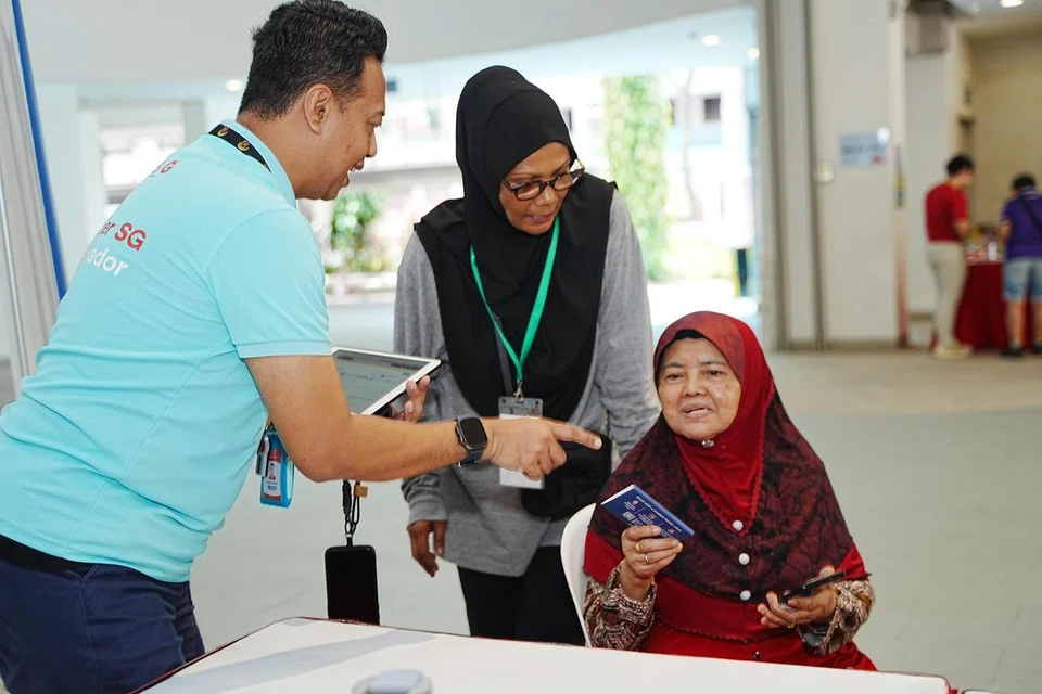 Cik Salmah Kasmin, 72 tahun (duduk), semasa acara ‘Cinta Minda’ pada 3 November di Kelab Masyarakat Kolam Ayer. 