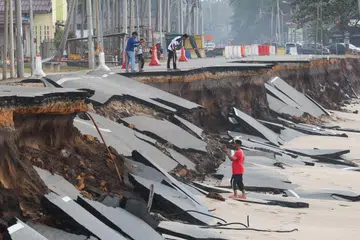 Keadaan jalan di Kampung Tanjung, Batu Rakit, Kuala Nerus, Terengganu, yang rosak teruk akibat hakisan pantai ekoran dibadai ombak besar sejak beberapa hari lepas.