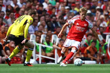 Aplikasi Premier League + membolehkan peminat tempatan menyaksikan kesemua 380 perlawanan Liga Perdana England, serta perlawanan Piala FA dan Perisai Masyarakat menerusi peranti mudah alih, komputer riba dan televisyen.