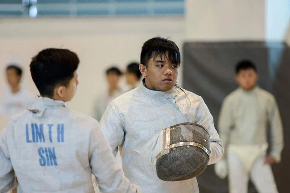 'CINTA' PERTAMA: Nazri mula bergiat dalam sukan lawan pedang sejak usia 13 tahun dan pernah menjadi anggota pasukan lawan pedang junior Singapura. - Foto ihsan NAZRI SUTARI