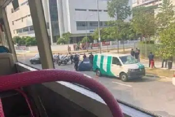 SATU TERKORBAN: Seorang wanita,54 tahun, meninggal dunia dalam satu kemalangan melibatkan sebuah lori di Taman Jurong semalam (15 Ogos). -Foto STOMP.