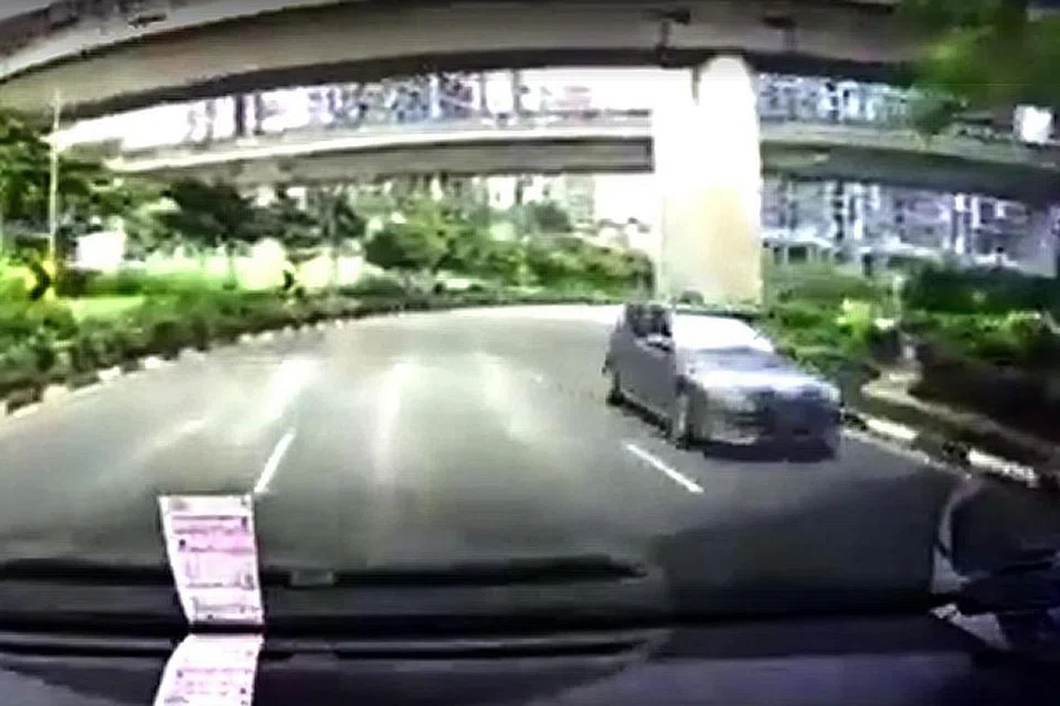 Gambar kejadian kereta dipandu melawan arus lalu lintas yang berlaku di Gateway Drive pada Isnin (2 Jan). 