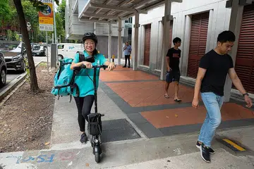 PELAJARAN TETAP PENTING: Nurliyana, seorang pelajar ITE Kolej East, pastikan beliau tidak ketepikan pelajarannya walaupun bekerja sebagai pekerja penghantaran di Deliveroo. - Foto DELIVEROO SINGAPORE