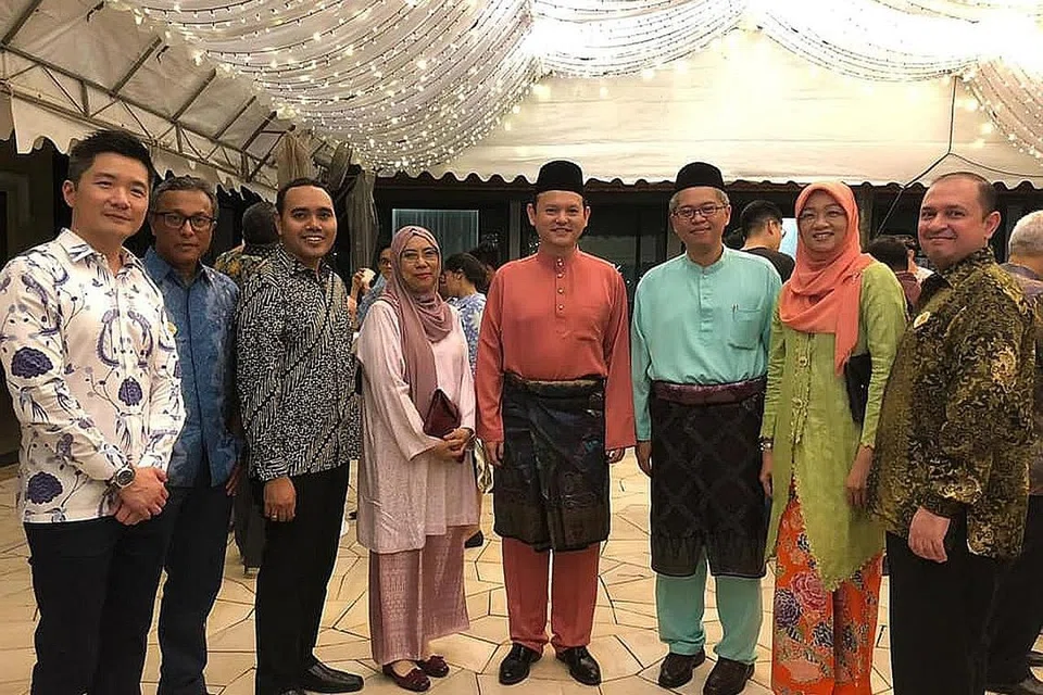 MASIH BERAYA: Lembaga Pengarah Taman Warisan Melayu (TWM) bergambar bersama tetamu terhormat, Menteri Negara (Pembangunan Negara merangkap Tenaga Manusia), Encik Zaqy Mohamad (empat dari kanan), semasa pelancaran rumah terbuka TWM. Lembaga pengarah terdiri daripada (dari kiri) Encik Alvin Tan, Encik Alwi Abdul Hafiz, Encik Zhulkarnain Abdul Rahim, Cik Siti Habibah Siraj, Dr Norshahril Saat, Cik Rahayu Buang dan Encik Zafilin Abdul Hamid. - Foto FACEBOOK ZHULKARNAIN ABDUL RAHIM 