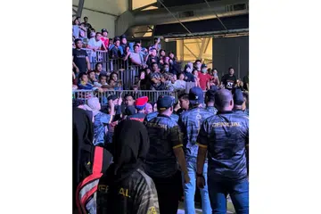 TARIK DIRI: Kekecohan berlaku di Kejohanan Pencak Silat Dunia di Melaka minggu lalu selepas peserta Malaysia menarik diri semasa perlawanan akhir acara tanding B putera kerana tidak berpuas hati mengenai permarkahan juri. - Foto fail