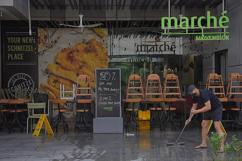 PUSAT KELOMPOK MASYARAKAT: Seorang pekerja Marche di Jem membersihkan kedai dalam persediaan bagi penutupan pusat beli-belah selama dua minggu kelmarin. Ini setelah pusat beli-belah itu didapati mempunyai kes Covid-19 yang terkait dengannya. - Foto BH oleh MARK CHEONG