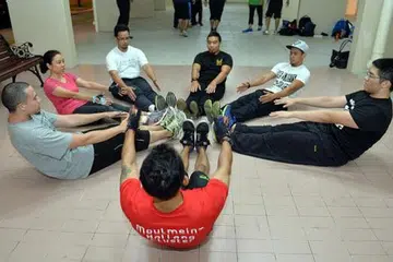 LENTUR TUBUH SAMBIL BERI MOTIVASI: Pasukan Bar Hijrah sedang meregangkan otot sebelum beralih ke palang-palang bagi senaman lebih mencabar. Kumpulan itu menarik perhatian orang ramai ekoran disiplin yang mereka tonjolkan, misalnya menjaga waktu solat. 