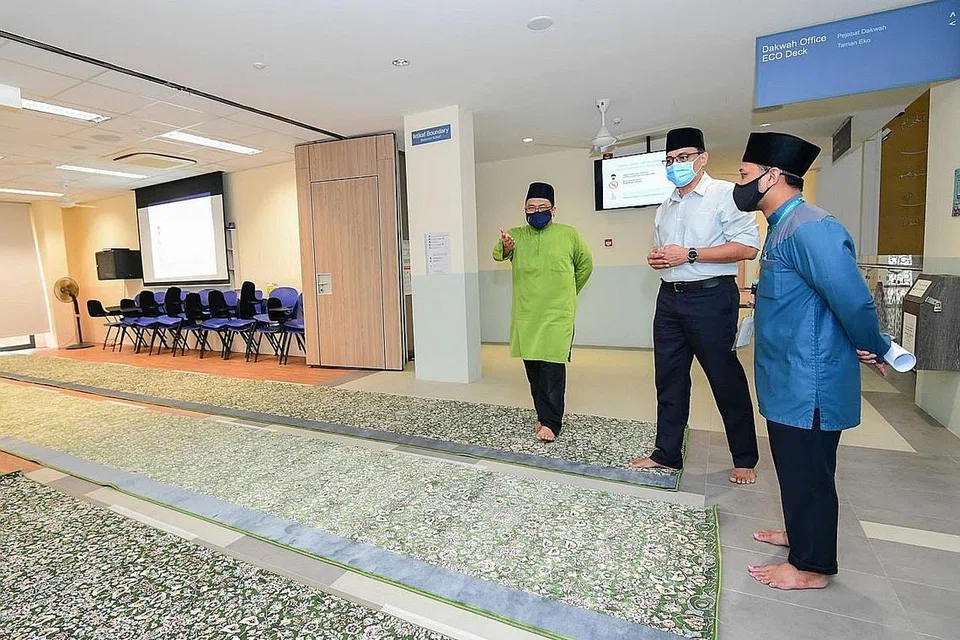 TINJAU PERSEDIAAN MASJID: Encik Kadir (tengah) meninjau satu daripada tujuh zon solat yang ditawarkan Masjid Darul Ghufran bagi solat Jumaat semalam. Bersama beliau ialah pengerusi eksekutif masjid itu, Encik Mohd Faizal Abdollah (kiri) dan Ustaz Fakruddin Amin, pegawai dakwahnya. - Foto MUIS