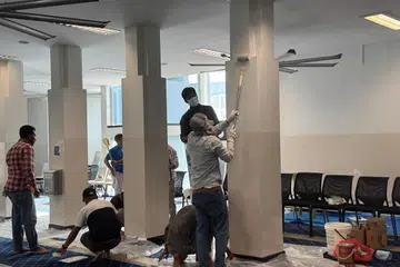 Sukarelawan dan pekerja migran Bangladesh mengecat tembok-tembok masjid sempena kehadiran Ramadan 2025. 