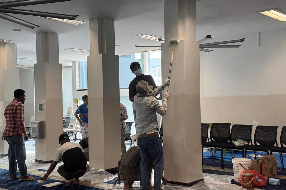 Sukarelawan dan pekerja migran Bangladesh mengecat tembok-tembok masjid sempena kehadiran Ramadan 2025. 