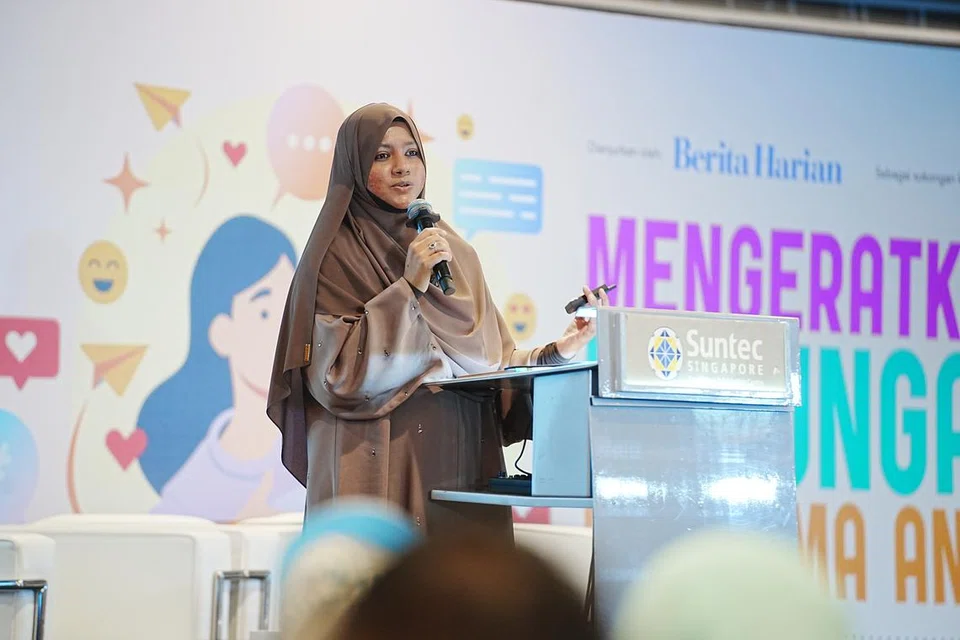 Ustazah Shameem Sultanah menyampaikan ceramah berjudul ‘Prinsip Keibubapaan Islam yang Positif’ di Sidang Keibubapaan anjuran BH pada 2 November di Pusat Konvensyen Suntec. Beliau mengingatkan ibu bapa bahawa anak-anak merupakan amanah yang perlu dijunjung dan mereka bertanggungjawab terhadap apa yang ditanam dalam jiwa anak itu.