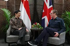 Perdana Menteri Lawrence Wong (kiri) mengadakan pertemuan dua hala bersama Perdana Menteri Britain, Encik Keir Starmer, di Samoa pada 26 Oktober.