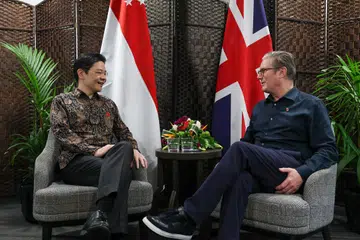 Perdana Menteri Lawrence Wong (kiri) mengadakan pertemuan dua hala bersama Perdana Menteri Britain, Encik Keir Starmer, di Samoa pada 26 Oktober.