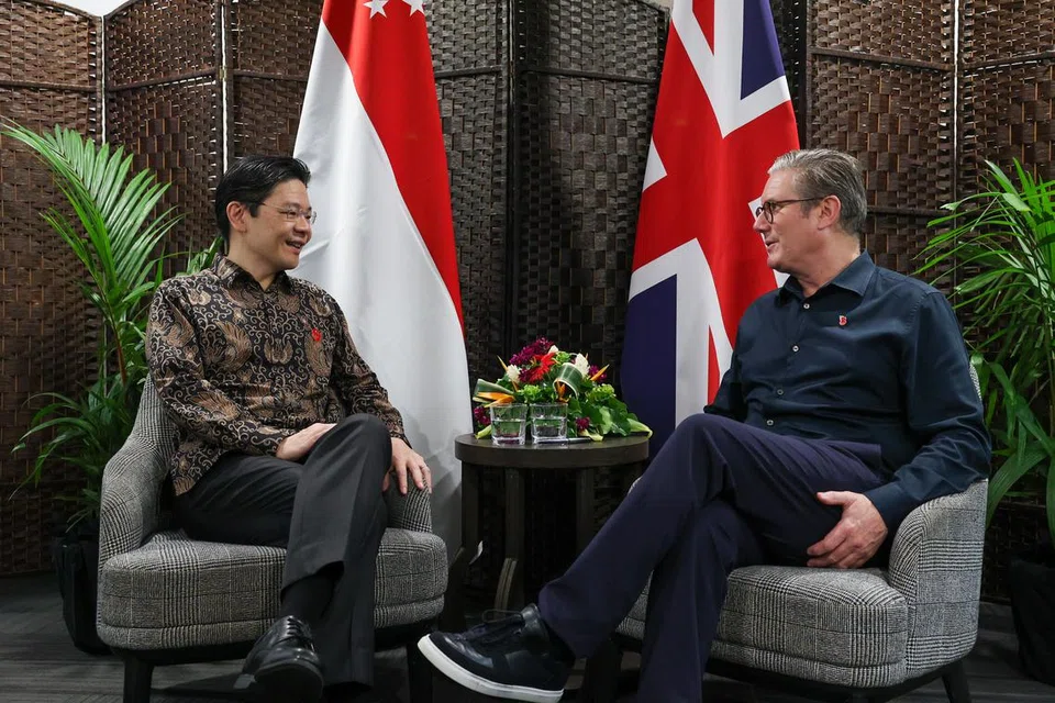Perdana Menteri Lawrence Wong (kiri) mengadakan pertemuan dua hala bersama Perdana Menteri Britain, Encik Keir Starmer, di Samoa pada 26 Oktober.