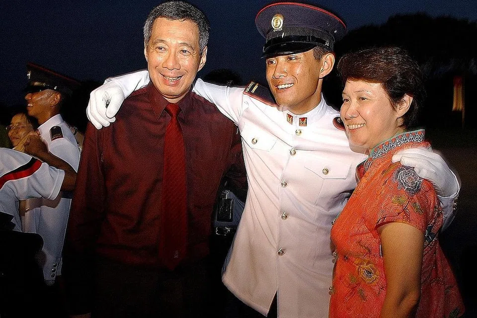 LUAHKAN PENDIRIAN: Encik Hongyi yang bergambar bersama ibu bapanya, Encik Lee Hsien Loong dan Cik Ho Ching pada 2006 berkata beliau tidak berminat menyertai politik. - Foto fail THE STRAITS TIMES
