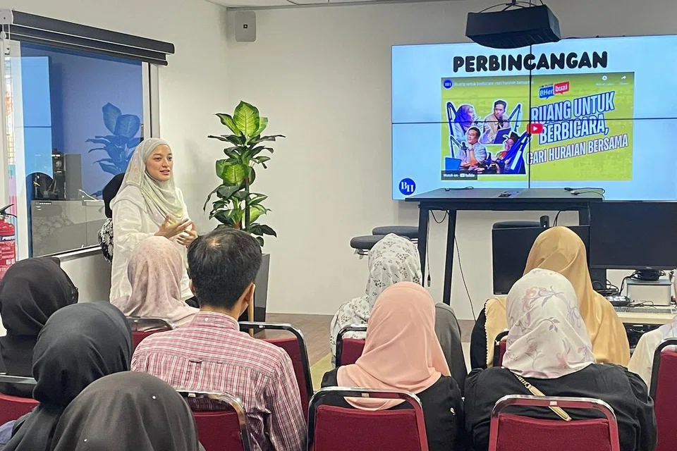 Hos dan penerbit podcast Berita Harian Notapis, Cik Natasha Mustafa, berkongsi pengalaman ketika mengendalikan bengkel podcast di studio Berita Harian pada 1 Ogos, dari 2.30 hingga 6 petang. 