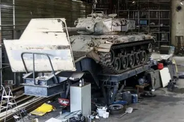 PENEMUAN YANG TIDAK DISANGKA: Kereta kebal yang tidak mempunyai enjin ini ditemui di gedung di Sacoma, kawasan penduduk berpendapatan rendah. - Foto AFP