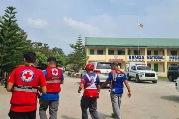 Petugas Palang Merah Filipina dan anggota penyelamat tempatan berada di tempat kejadian selepas insiden tembakan di Sekolah Menengah Kebangsaan Banga, South Cotabato, selatan Filipina, pada 18 September 2026. Sekurang-kurangnya dua orang yang dipercayai pelajar terbunuh dan tujuh lagi dirawat di hospital dalam kejadian itu, yang merupakan insiden tembakan maut ketiga membabitkan kampus pendidikan di Filipina sejak Jun.