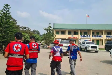 Petugas Palang Merah Filipina dan anggota penyelamat tempatan berada di tempat kejadian selepas insiden tembakan di Sekolah Menengah Kebangsaan Banga, South Cotabato, selatan Filipina, pada 18 September 2026. Sekurang-kurangnya dua orang yang dipercayai pelajar terbunuh dan tujuh lagi dirawat di hospital dalam kejadian itu, yang merupakan insiden tembakan maut ketiga membabitkan kampus pendidikan di Filipina sejak Jun.