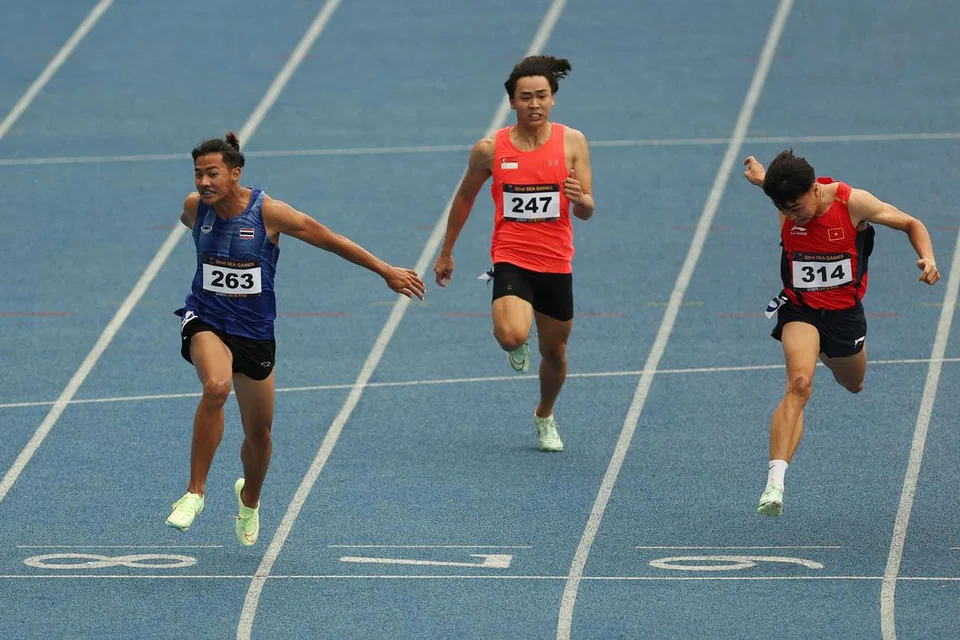 TEKAD CEMERLANG: Joshua Hanwei Chua (tengah) semasa beraksi di Sukan Sea yang baru lalu, akan berusaha menyasarkan rekod nasional larian berganti 4x100 meter lelaki bersama rakan-rakan sepasukan lain.