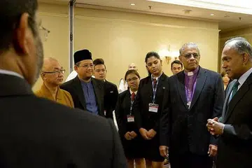 BINCANG PERANAN AGAMA: Encik Shanmugam (kanan) berinteraksi dengan wakil agama, termasuk Venerable Seck Kwang Phing (dua dari kiri), Mufti Dr Mohamed Fatris Bakaram (bersongkok), Biskop Rennis Ponniah (dua dari kanan), dan pelajar di sidang SRP mengenai peranan agama dalam memperluas ruang bersama dalam masyarakat. - Foto TUKIMAN WARJI