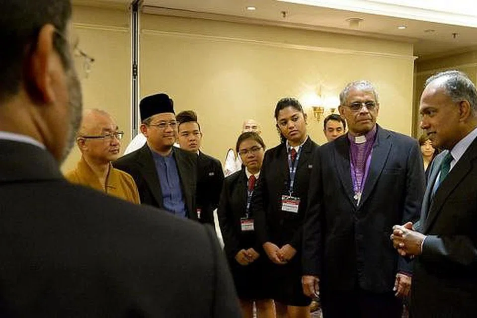 BINCANG PERANAN AGAMA: Encik Shanmugam (kanan) berinteraksi dengan wakil agama, termasuk Venerable Seck Kwang Phing (dua dari kiri), Mufti Dr Mohamed Fatris Bakaram (bersongkok), Biskop Rennis Ponniah (dua dari kanan), dan pelajar di sidang SRP mengenai peranan agama dalam memperluas ruang bersama dalam masyarakat. - Foto TUKIMAN WARJI