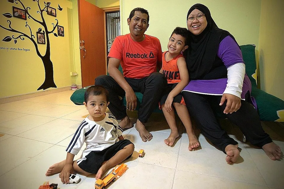 AKTIF BERSAMA: Encik Zul Bakri Abas dan isteri, Cik Yanti Surinda Abdul Hamid, sering meluangkan masa bersama anak-anak mereka, Muhammad Syukri Naufal, lima setengah tahun, dan Muhammad Lutfi Ahnaf, setahun setengah, melakukan aktiviti sukan.