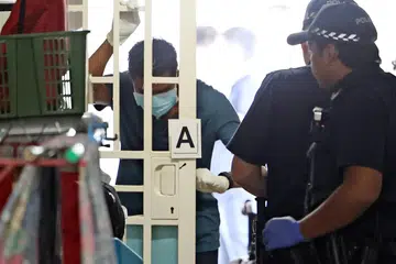 DISAHKAN MATI: Lelaki ditemui di flat Blok 93 Henderson Road bersama mayat isterinya meninggal dunia sehari kemudian. 