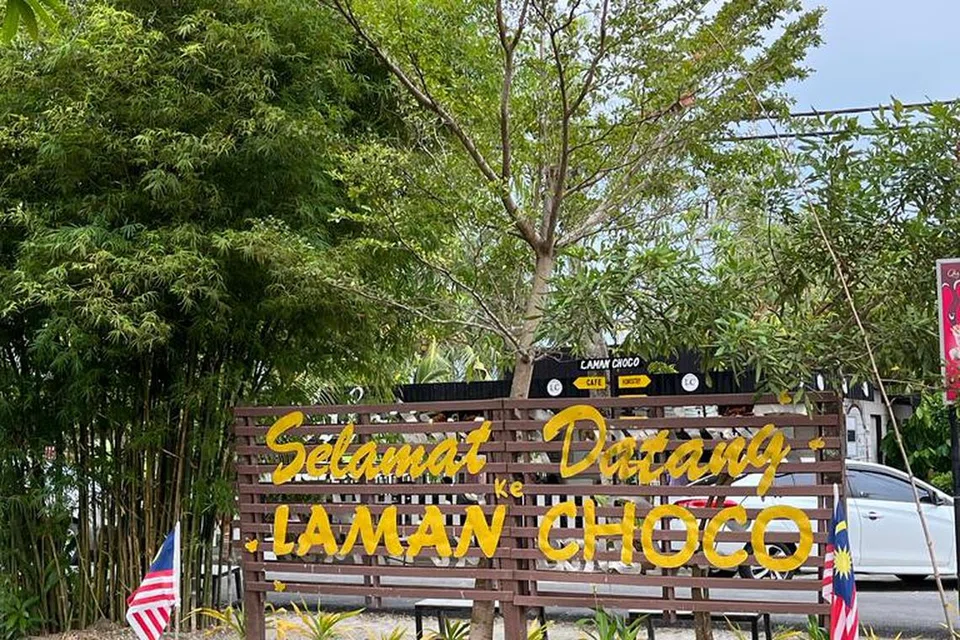 TARIK PELANGGAN: Landskap sekitar Laman Choco di Sungai Besar, Selangor, dihias indah bagi memudahkan pelancong mengabadikan gambar kenangan.