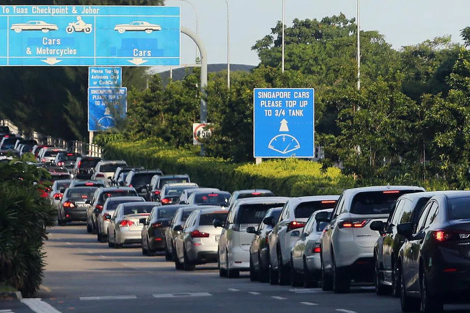 DIKURANGKAN: Di pusat pemeriksaan Woodlands, tol untuk kereta akan dikurangkan dari $1 ke 80 sen. Di Tuas, caj tol untuk kereta pula dikurangkan dari $2.50 ke $2.10 semasa waktu sibuk, dan $1.30 ke $1.10 pada waktu tidak sibuk.