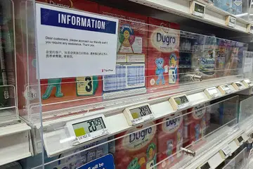 DIKUNCI RAPI: Susu tepung di NTUC FairPrice Bukit Batok ini dikepung oleh skrin plastik yang dikunci dalam usaha mengawal kecurian - Foto BH oleh FELINE LIM