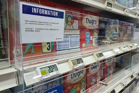 DIKUNCI RAPI: Susu tepung di NTUC FairPrice Bukit Batok ini dikepung oleh skrin plastik yang dikunci dalam usaha mengawal kecurian - Foto BH oleh FELINE LIM