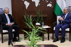 PERKUKUH HUBUNGAN: Menteri Kanan yang merangkap Menteri Penyelaras bagi Keselamatan Negara, Encik Teo Chee Hean (kiri), menemui Perdana Menteri Penguasa Palestin (PA), Dr Mohammad Shtayyeh, di Ramallah pada Isnin.