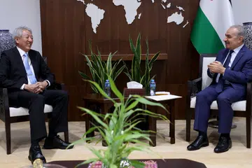 PERKUKUH HUBUNGAN: Menteri Kanan yang merangkap Menteri Penyelaras bagi Keselamatan Negara, Encik Teo Chee Hean (kiri), menemui Perdana Menteri Penguasa Palestin (PA), Dr Mohammad Shtayyeh, di Ramallah pada Isnin.
