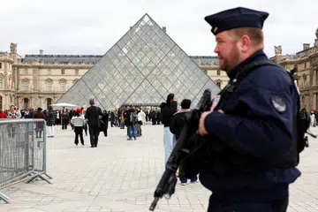 Seorang anggota polis rusuhan CRS Perancis berkawal berhampiran piramid kaca Muzium Louvre selepas pihak polis menahan beberapa suspek berkaitan kes rompakan di muzium tersebut, di Paris, Perancis, pada 27 Oktober 2025. 