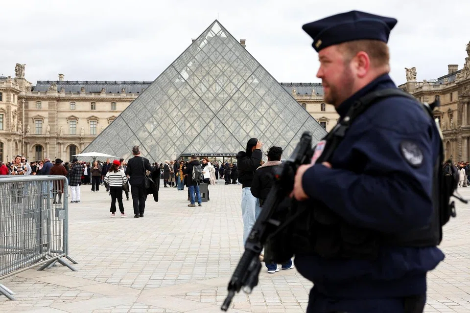 Seorang anggota polis rusuhan CRS Perancis berkawal berhampiran piramid kaca Muzium Louvre selepas pihak polis menahan beberapa suspek berkaitan kes rompakan di muzium tersebut, di Paris, Perancis, pada 27 Oktober 2025. 