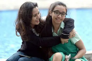 KEJUTAN MANIS: Sakinah Omar Alkhatib yang didakap ibunya, Sharifah Zaharah, tidak menyangka mendapat keputusan baik dalam GCE Peringkat 'O'. - Foto TAUFIK A. KADER