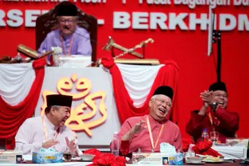 MENCUIT HATI: Presiden Umno, Datuk Seri Najib Razak (tengah), dan Naib Presiden yang menjalankan tugas-tugas Timbalan Presiden, Datuk Seri Dr Ahmad Zahid Hamidi (kiri), ketawa ketika mendengar pembahas usul dari Sabah berucap di Perhimpunan Agung Umno 2016 di Dewan Merdeka, Pusat Dagangan Dunia Putra (PWTC), semalam. - Foto NSTP
