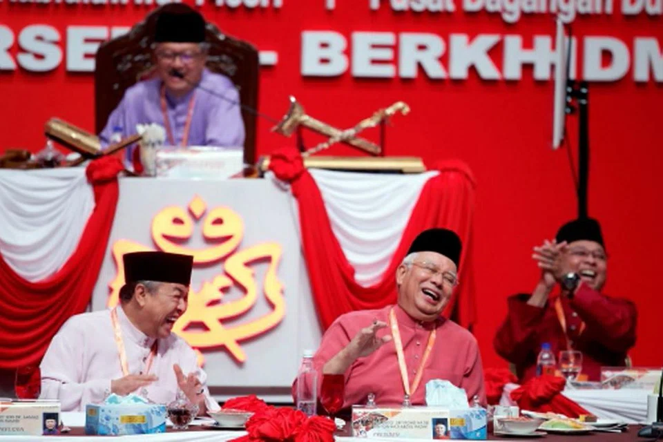 MENCUIT HATI: Presiden Umno, Datuk Seri Najib Razak (tengah), dan Naib Presiden yang menjalankan tugas-tugas Timbalan Presiden, Datuk Seri Dr Ahmad Zahid Hamidi (kiri), ketawa ketika mendengar pembahas usul dari Sabah berucap di Perhimpunan Agung Umno 2016 di Dewan Merdeka, Pusat Dagangan Dunia Putra (PWTC), semalam. - Foto NSTP