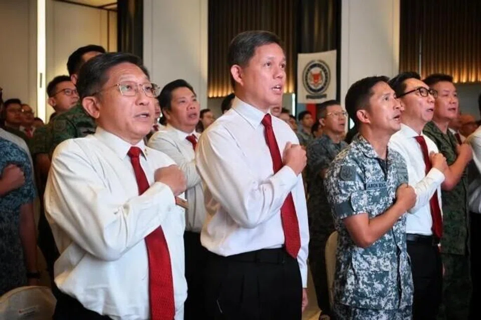 (Dari kiri) Presiden Dewan Perniagaan dan Perusahaan Cina Singapura (SCCCI), Encik Kho Choon Keng; Menteri Pertahanan, Encik Chan Chun Sing; Panglima Pasukan Pertahanan Laksamana Madya Aaron Beng; Naib Presiden SCCCI, Encik Ng Siew Quan; serta Pengarah Ehwal Perkhidmatan Negara, Brigedier Jeneral (BG) Perkhidmatan Negara (NS) Kenneth Liow, pada Majlis Pengesahan Semula Bersama Hari Angkatan Bersenjata Singapura (SAF) pada 1 Julai.