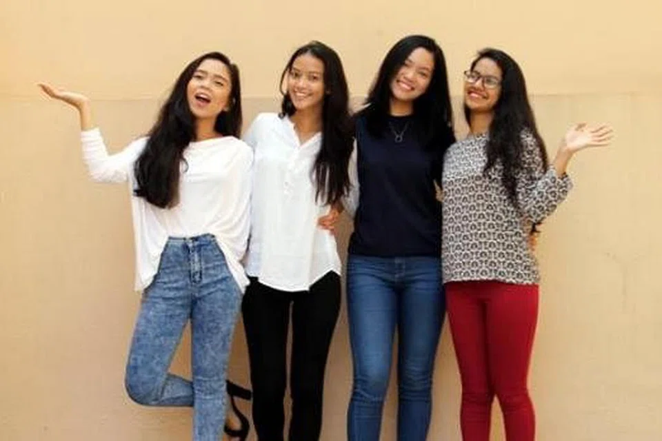 KETAT DAN BERISIKO: Meskipun menyedari akan risiko kesihatan yang dikaitkan dengan seluar ketat, (dari kiri) Cik Anisa Abdullah, Cik Syakirah Iqbal, Cik Aqilah Ramlan dan Cik Aqilah Mirzha tidak begitu mempedulikan hal tersebut dan sebaliknya terus memilih memakai seluar sedemikian. - Foto KHAIRULAMEER RAMLAN