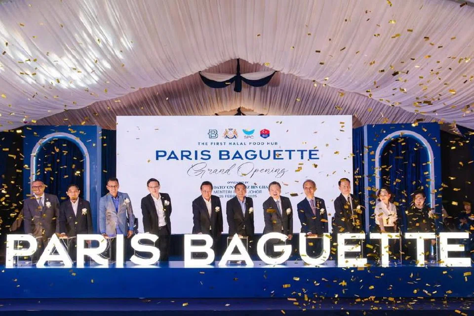 Menteri Besar Johor Datuk Onn Hafiz Ghazi (tengah) dan Pengerusi Kumpulan SPC Hur Young-In (lima dari kanan) semasa Majlis Pembukaan Rasmi Kilang Hub Halal pertama Paris Baguette di Taman Teknologi Nusajaya, Iskandar Puteri, Johor, pada 25 Februari. 