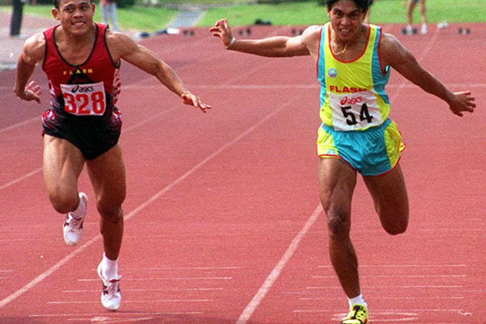 Tahun-tahun cemerlang Hosni (kanan) turut menyaksikan persaingan sengit beliau dengan seorang lagi pelari pecut berbakat negara, Hamkah Afik (kiri). Foto semasa perlumbaan tahunan Flash Athletic Club pada 1996.