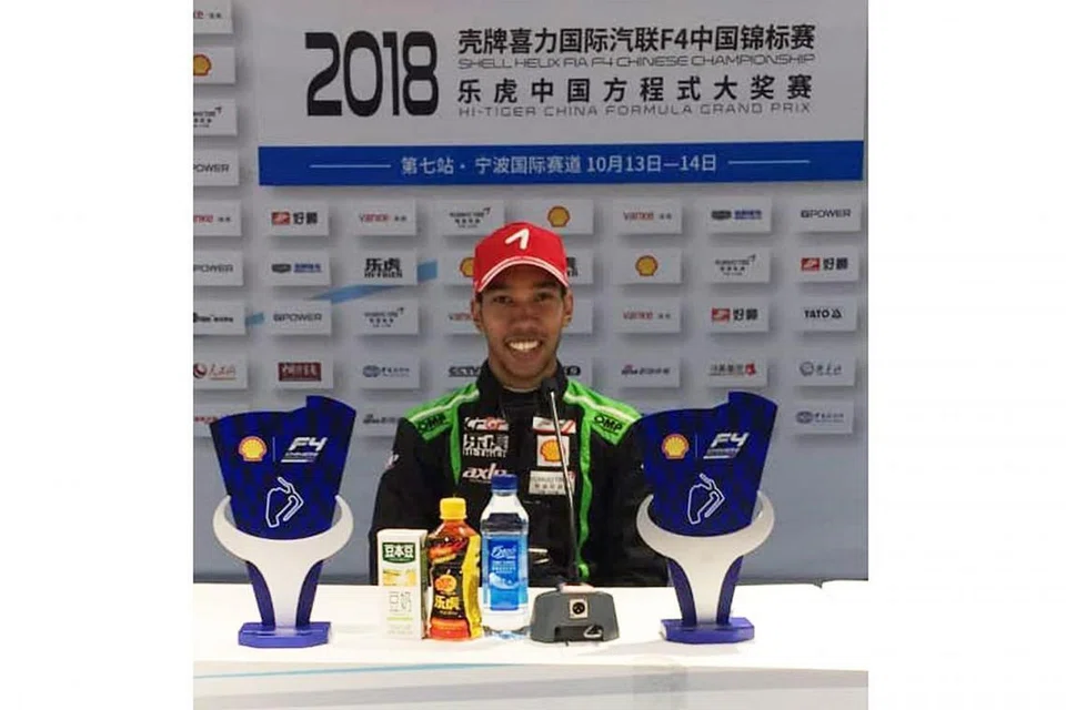  BERPUAS HATI DENGAN PRESTASI: Daim (atas)berpendapat proses pembelajaran yang ditimba sepanjang berlumba dalam pelbagai litar di China sesuatu yang berharga dalam usahanya mengorak langkah ke tahap lebih tinggi sukan motor sports ini. - Foto AXLE MOTOSPORT