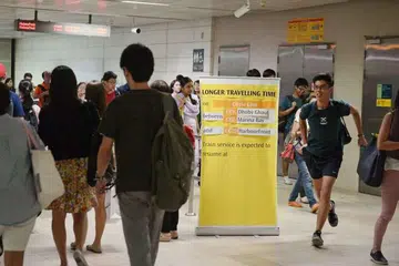 Notis diletak untuk memaklumkan penumpang mengenai masa perjalanan tambahan di Laluan Ciarcle pada Khamis (1 Sep). 