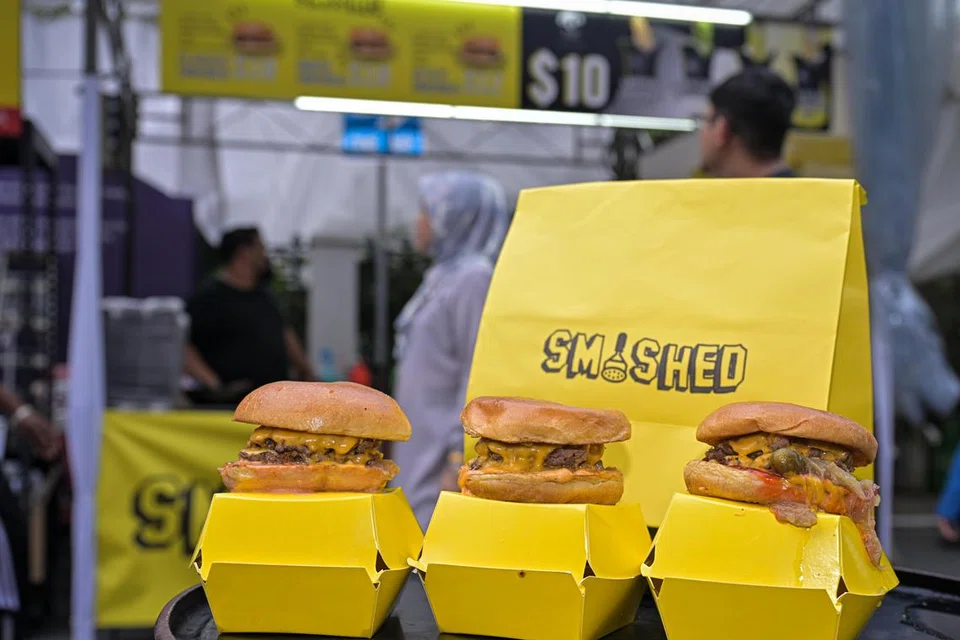 Gerai Smashed menyajikan beraneka jenis burger, antaranya (dari kiri) burger ‘Spicy Smashed’, ‘House Smashed’ dan ‘Classic Smashed’.