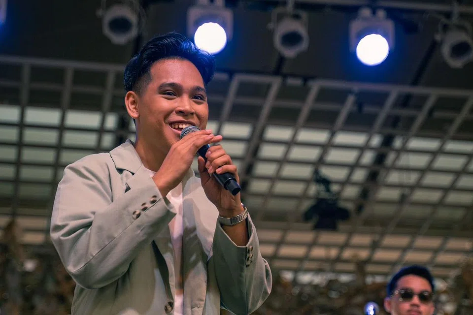 Faiz Zikry Abdul Fattah, semasa membuat persembahan bagi acara, ‘Soulful Serenade with Sarah Syazlina’, di Ruang Legar Esplanade.