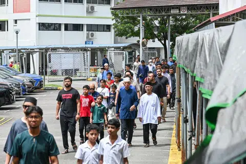 Suasana solat Jumaat terakhir di tapak sementara Masjid Darul Makmur di bekas Sekolah Menengah North View pada 6 Jun.
